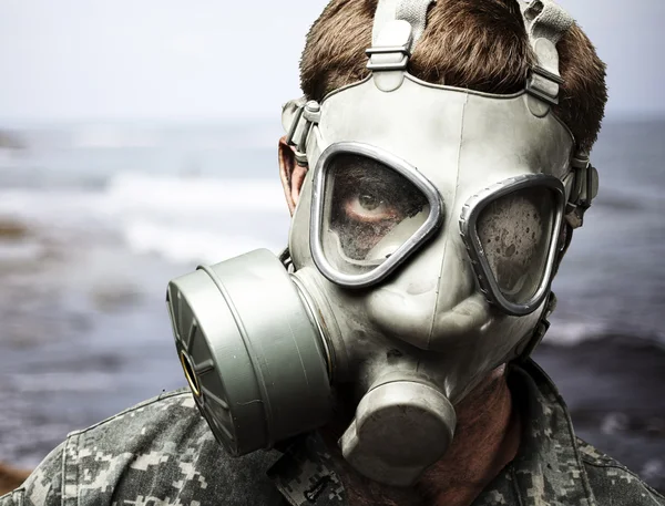 Soldat med gassmaske – stockfoto