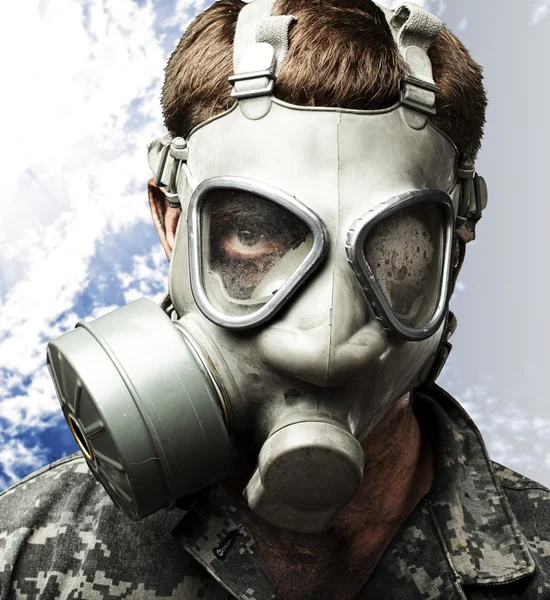Soldat med gasmaske - Stock-foto