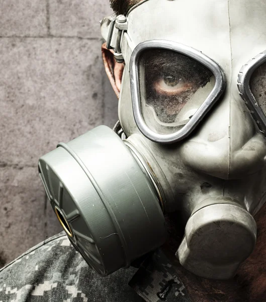 Soldat med gasmask — Stockfoto