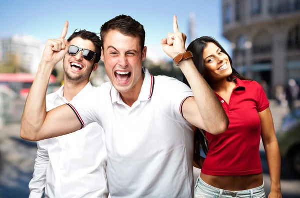 Young happy friends smiling at city — Stock Photo, Image