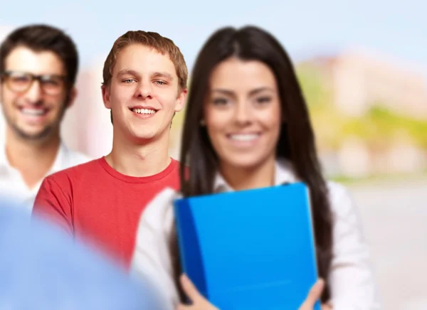 Junge Studentengruppe lächelt über abstrakten Hintergrund — Stockfoto