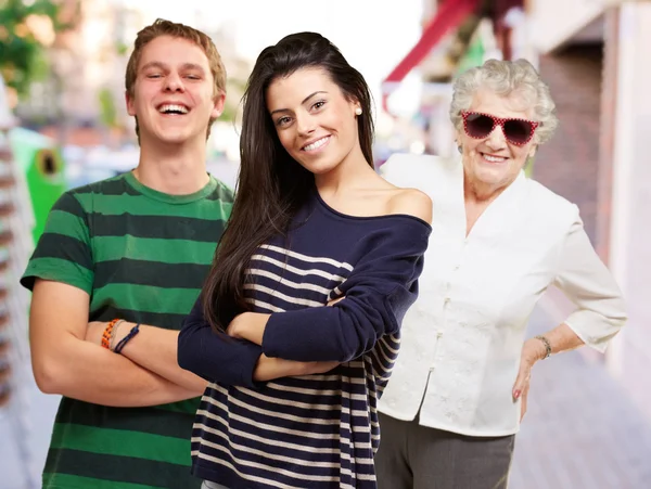 Unga vänner med mormor ler mot gatan — Stockfoto