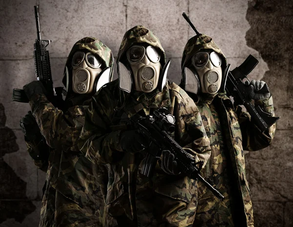Tre beväpnade soldater — Stockfoto