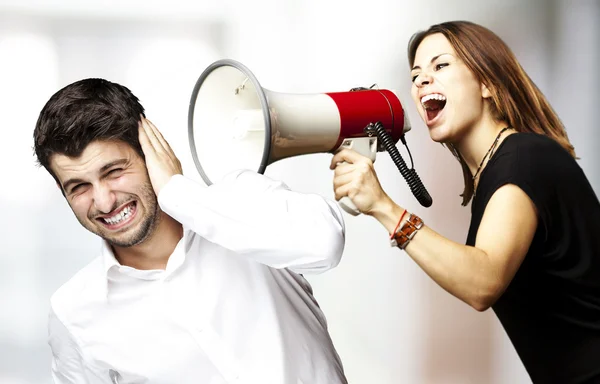 Vrouw schreeuwen met megafoon — Stockfoto