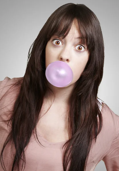 Jeune fille avec un chewing-gum rose — Photo
