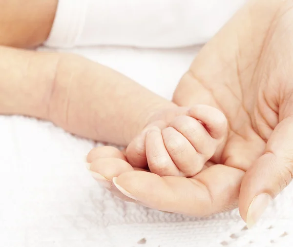 Mano de bebé recién nacido — Foto de Stock