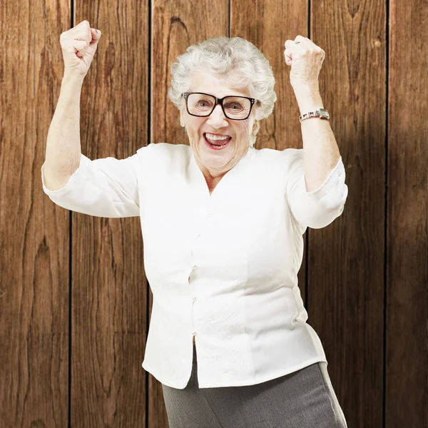 Портрет веселой пожилой женщины, показывающей победу над — стоковое фото