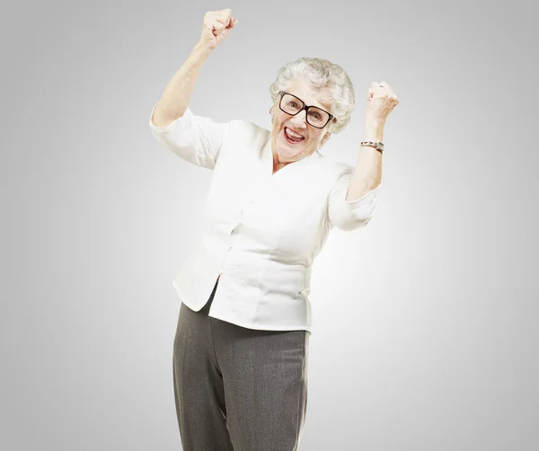 Portréja egy vidám vezető nő szürke gesturing győzelem — Stock Fotó