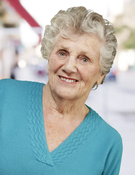 Портрет пожилой женщины, стоящей в городе — стоковое фото