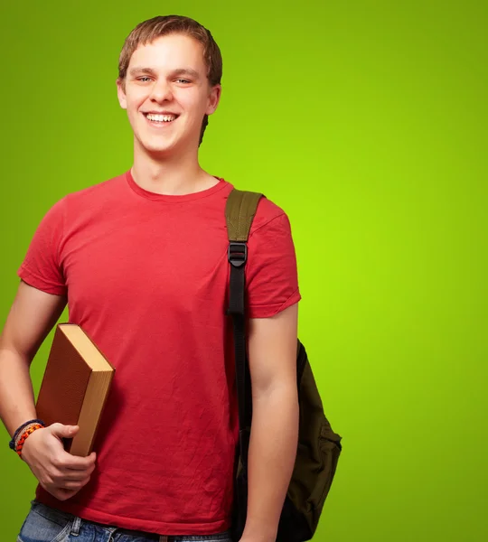 本を押しながらバックパック オベを運ぶ若い学生の肖像画 — ストック写真