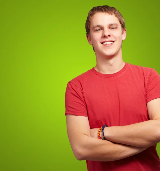Porträtt av ung man ler över grön bakgrund — Stockfoto