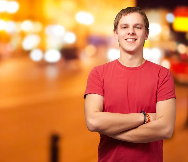 Bir gece şehre karşı gülümseyen genç adam portresi — Stok fotoğraf
