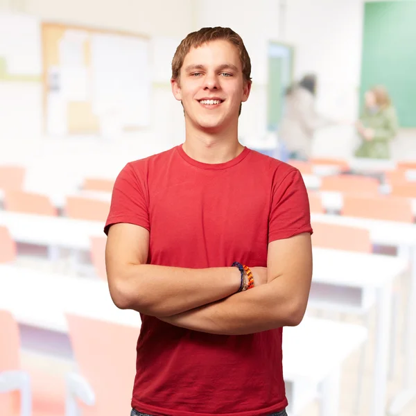 Портрет молодого человека, улыбающегося в классе — стоковое фото