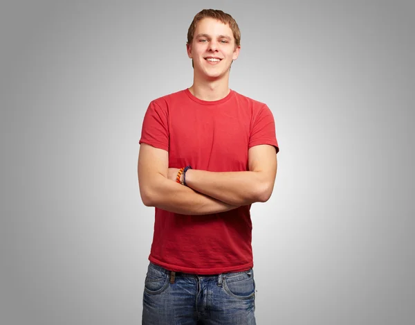 Retrato del joven sonriendo sobre fondo gris — Foto de Stock