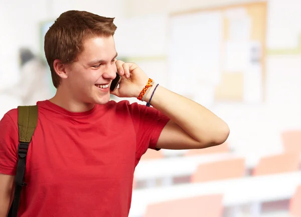 Portret van jonge man praten op mobiele telefoon op klas — Stockfoto