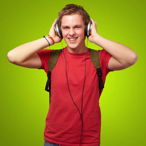 Headphon와 쾌활 한 젊은 학생이 듣는 음악의 초상화 — 스톡 사진