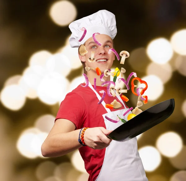 Portret człowieka młodej gotować gotowanie warzyw przed streszczenie — Zdjęcie stockowe