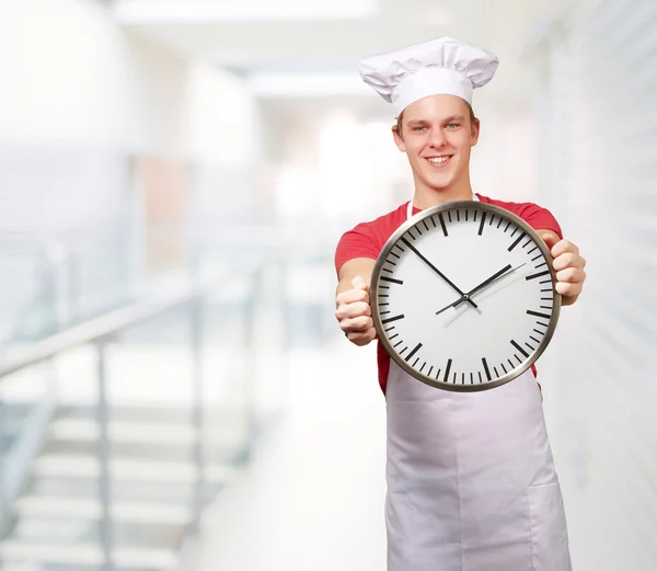 Koch mit großer Uhr — Stockfoto