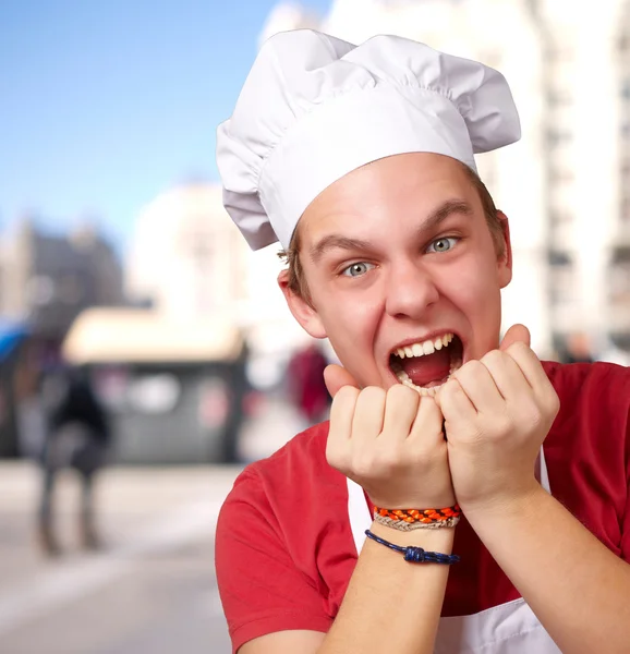 Портрет молодого кухаря, який кричить на вулиці — стокове фото