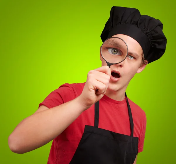 Πορτρέτο του ανθρώπου νέους μάγειρας, κοιτάζοντας μέσα από ένα μεγεθυντικό φακό ov — Φωτογραφία Αρχείου