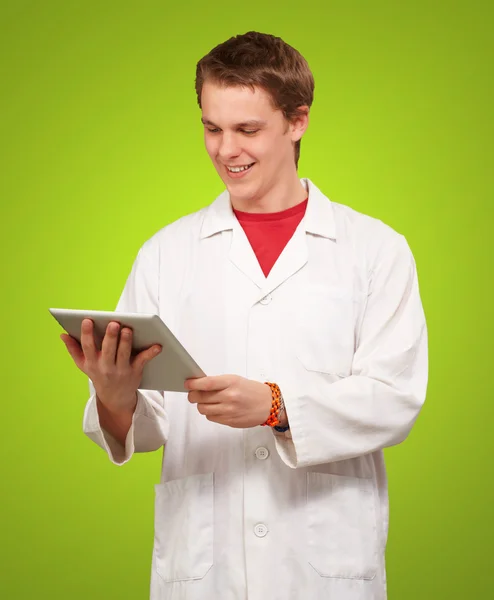 Портрет молодого ученого с цифровой табличкой над зеленым цветом b — стоковое фото