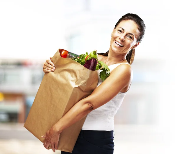 Mulher com compra — Fotografia de Stock