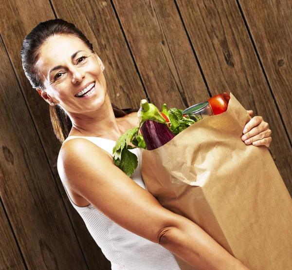 食品を運ぶ女性 — ストック写真