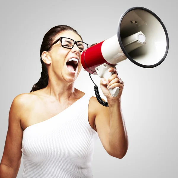 Mujer gritando usando megáfono — Foto de Stock