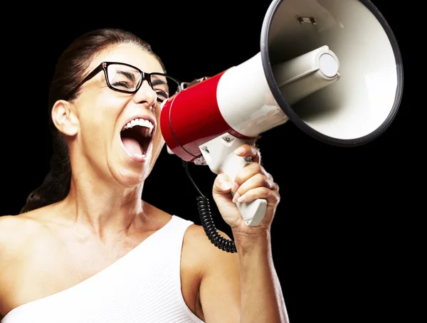 Женщина кричит с помощью мегафона — стоковое фото