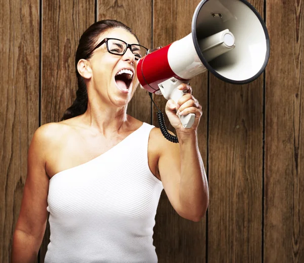 Mulher gritando com megafone — Fotografia de Stock