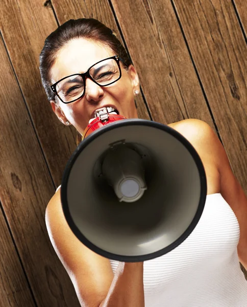 Mujer gritando con megáfono —  Fotos de Stock