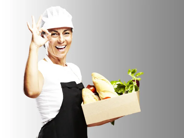 Mujer llevando comestibles — Foto de Stock