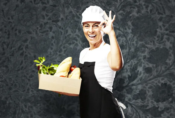Vrouw met voedsel — Stockfoto