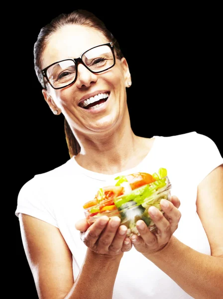 Kadın holding salata — Stok fotoğraf
