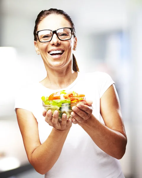 Woman holding salad — Stock Photo, Image