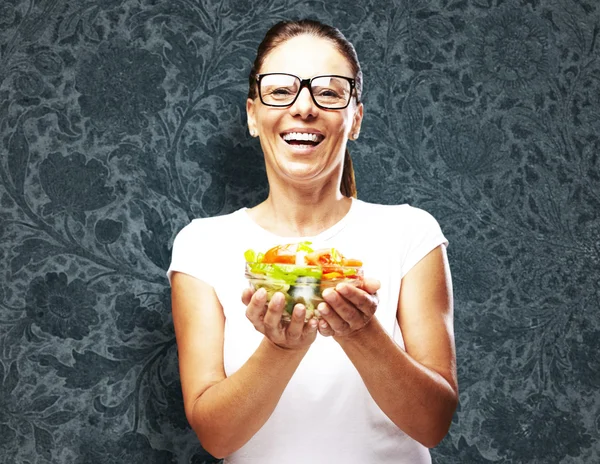 Woman holding salad — Stock Photo, Image