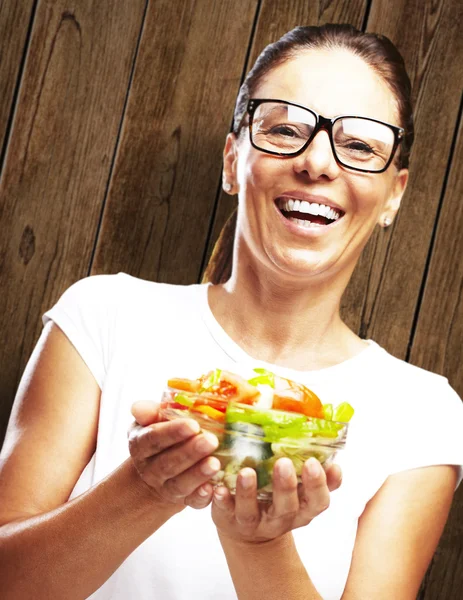 Woman with salad — Stock Photo, Image
