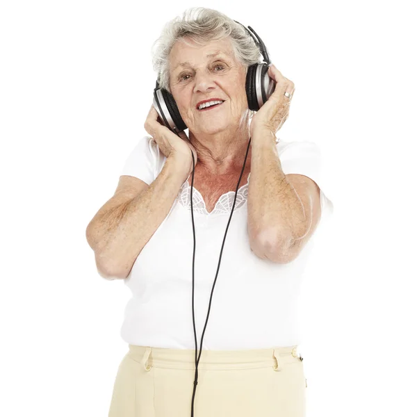 Старша жінка слухає музику — стокове фото