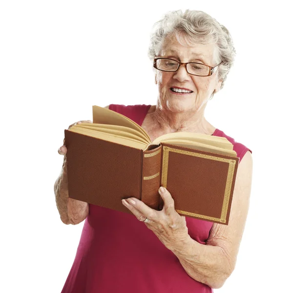 Starší žena čte — Stock fotografie