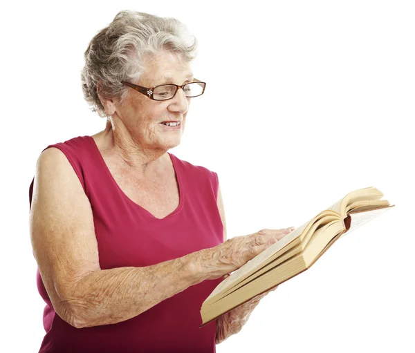 Starší žena čte — Stock fotografie