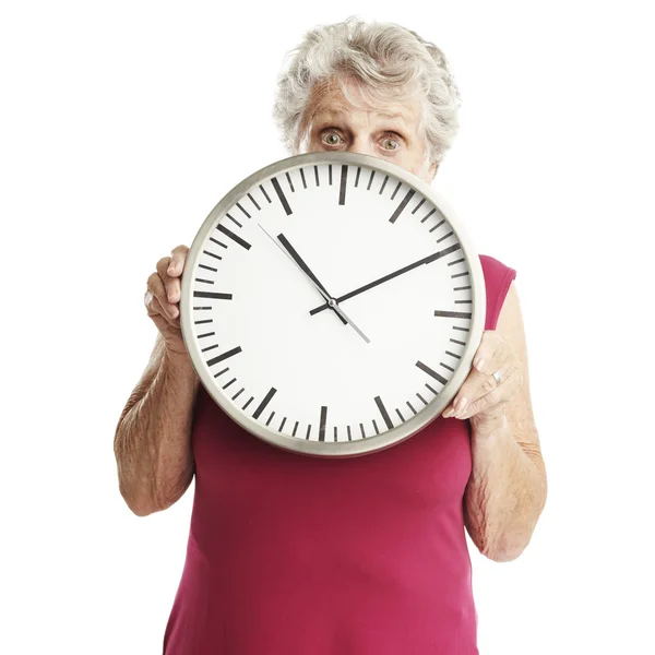 Starší žena s hodinami — Stock fotografie