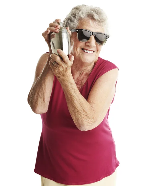 Starszy kobieta drżenie koktajl — Zdjęcie stockowe
