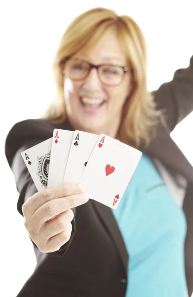Donna che gioca a poker — Foto Stock