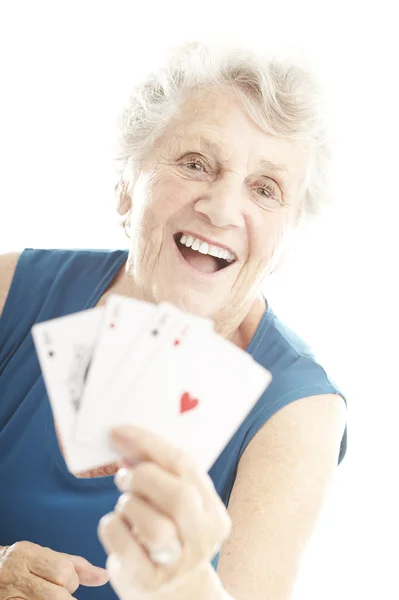 ポーカーをプレーして年長の女性 — ストック写真