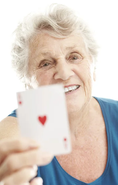 Äldre kvinna som spelar poker — Stockfoto
