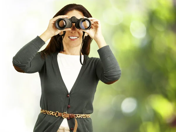 Vrouw met verrekijker — Stockfoto
