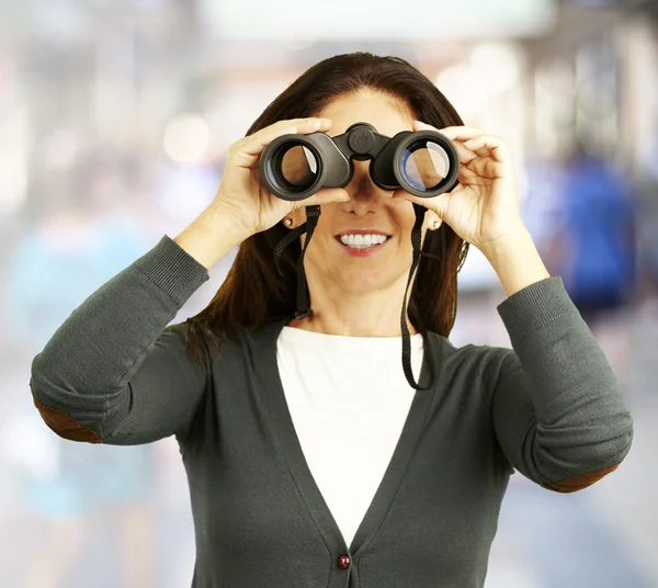 Vrouw met verrekijker — Stockfoto