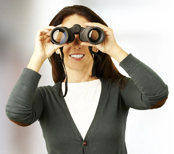 Frau mit Fernglas — Stockfoto