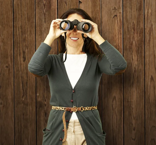 Mujer con prismáticos — Foto de Stock