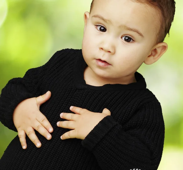 Portrét rozkošný dítě dotýkal jeho žaludek v parku — Stock fotografie